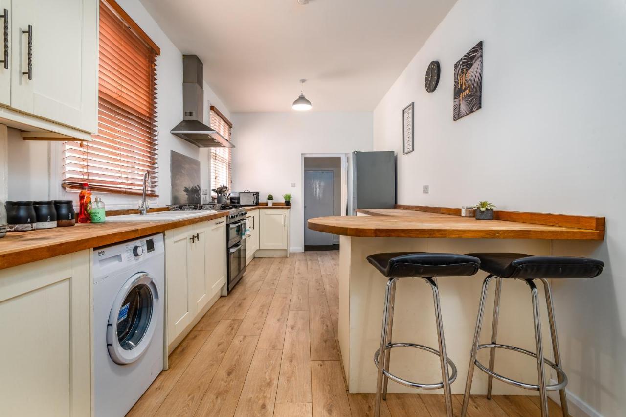 Spacious Contractor House For Large Groups - Private Parking Нортгемптон Екстер'єр фото