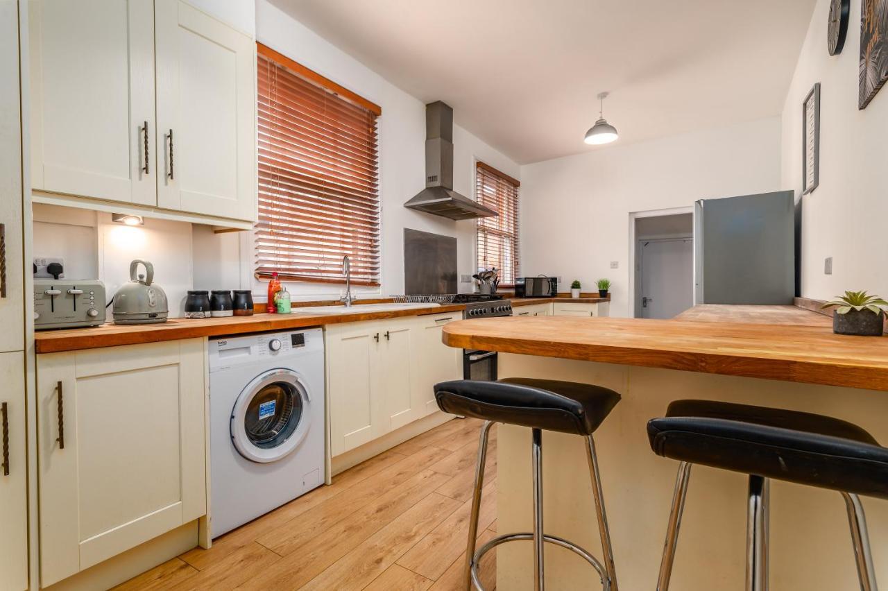Spacious Contractor House For Large Groups - Private Parking Нортгемптон Екстер'єр фото