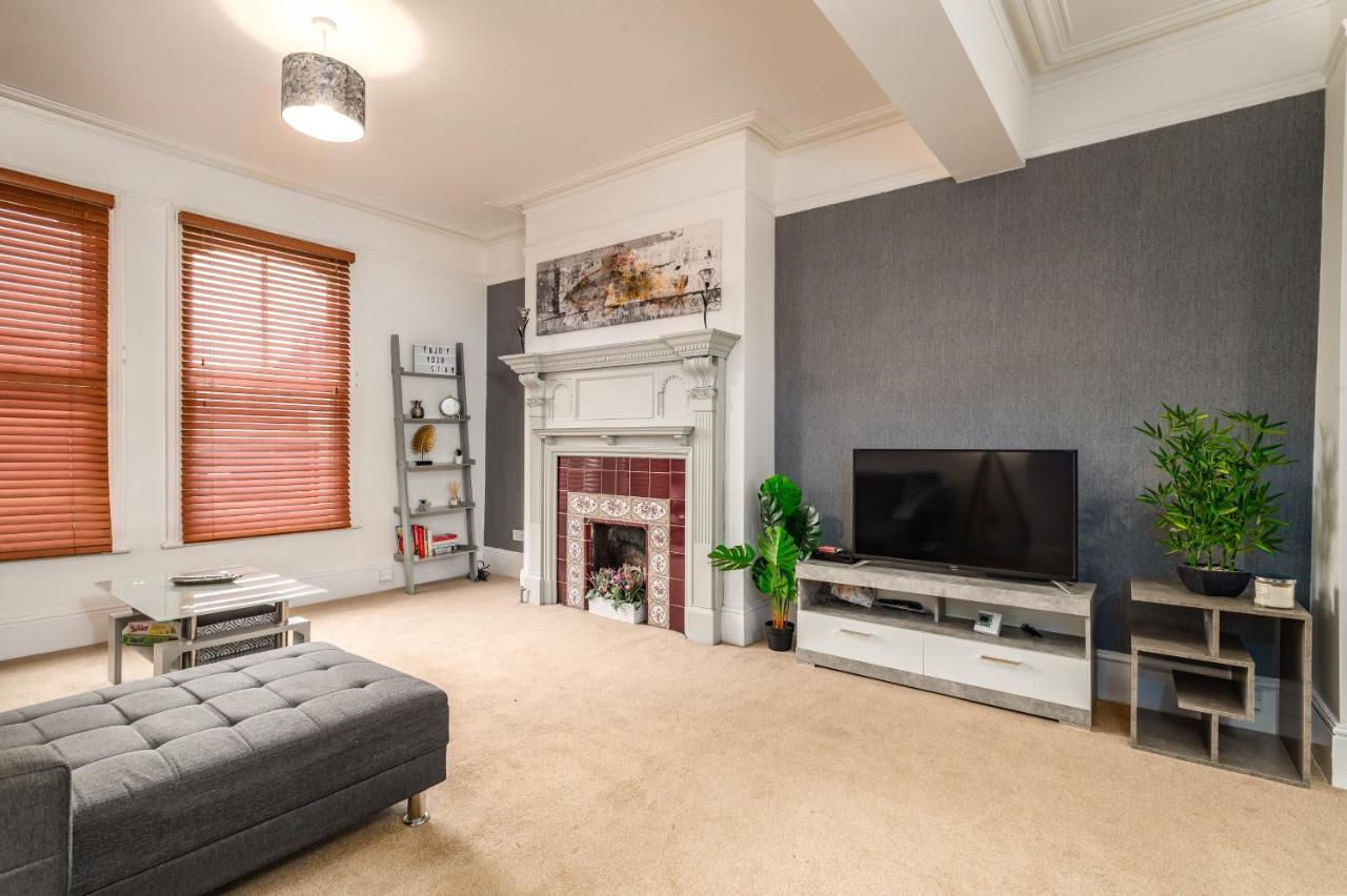 Spacious Contractor House For Large Groups - Private Parking Нортгемптон Екстер'єр фото