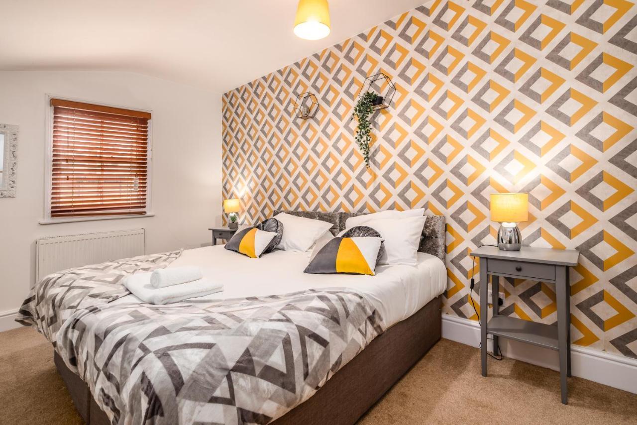 Spacious Contractor House For Large Groups - Private Parking Нортгемптон Екстер'єр фото
